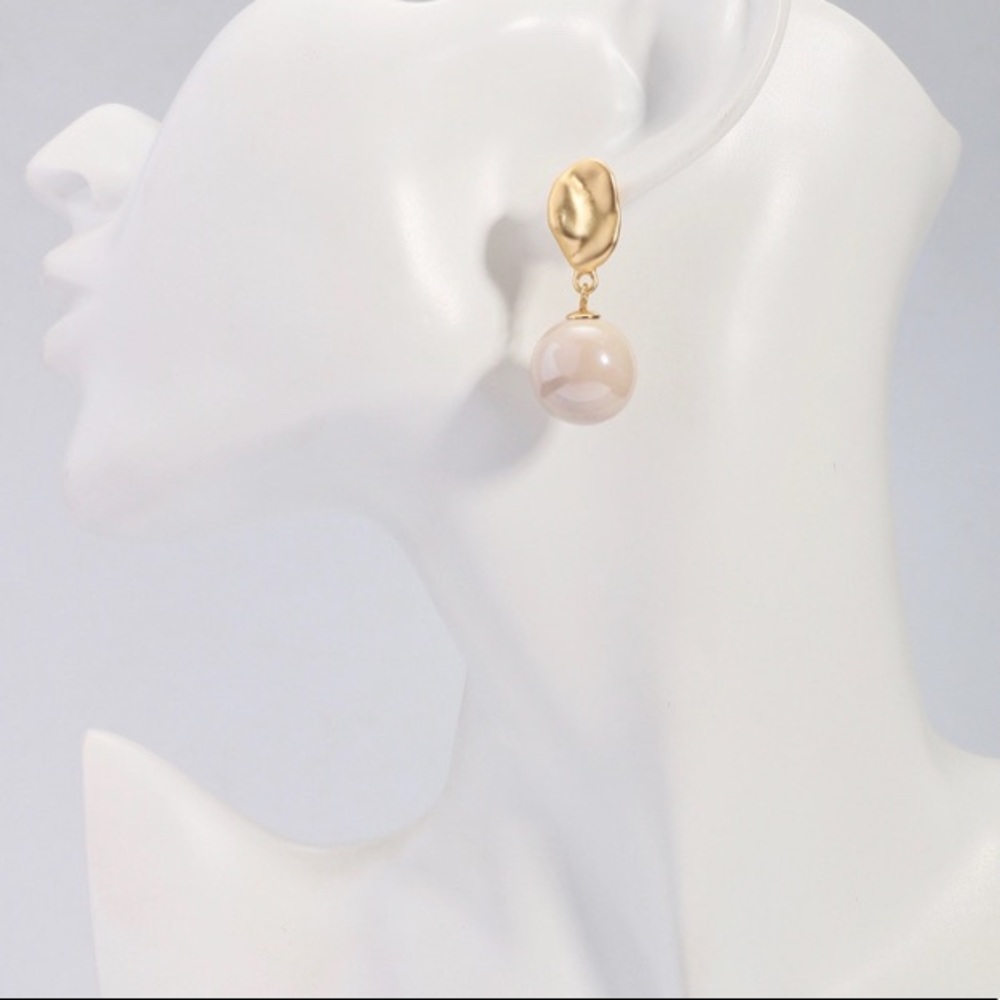 Classy neutral cream earrings